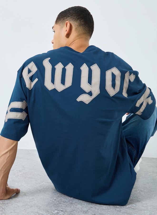 ستايلي تيشيرت قطن صافي بقصة مربعة وتفاصيل أبليكيه خلفية للرجال - Image 4